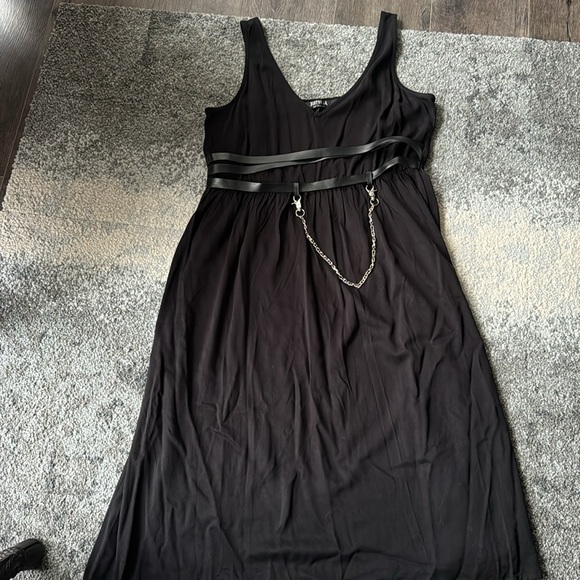 Raven V-Neck Sleeveless Chain Midi Dress - Picture 5 of 7